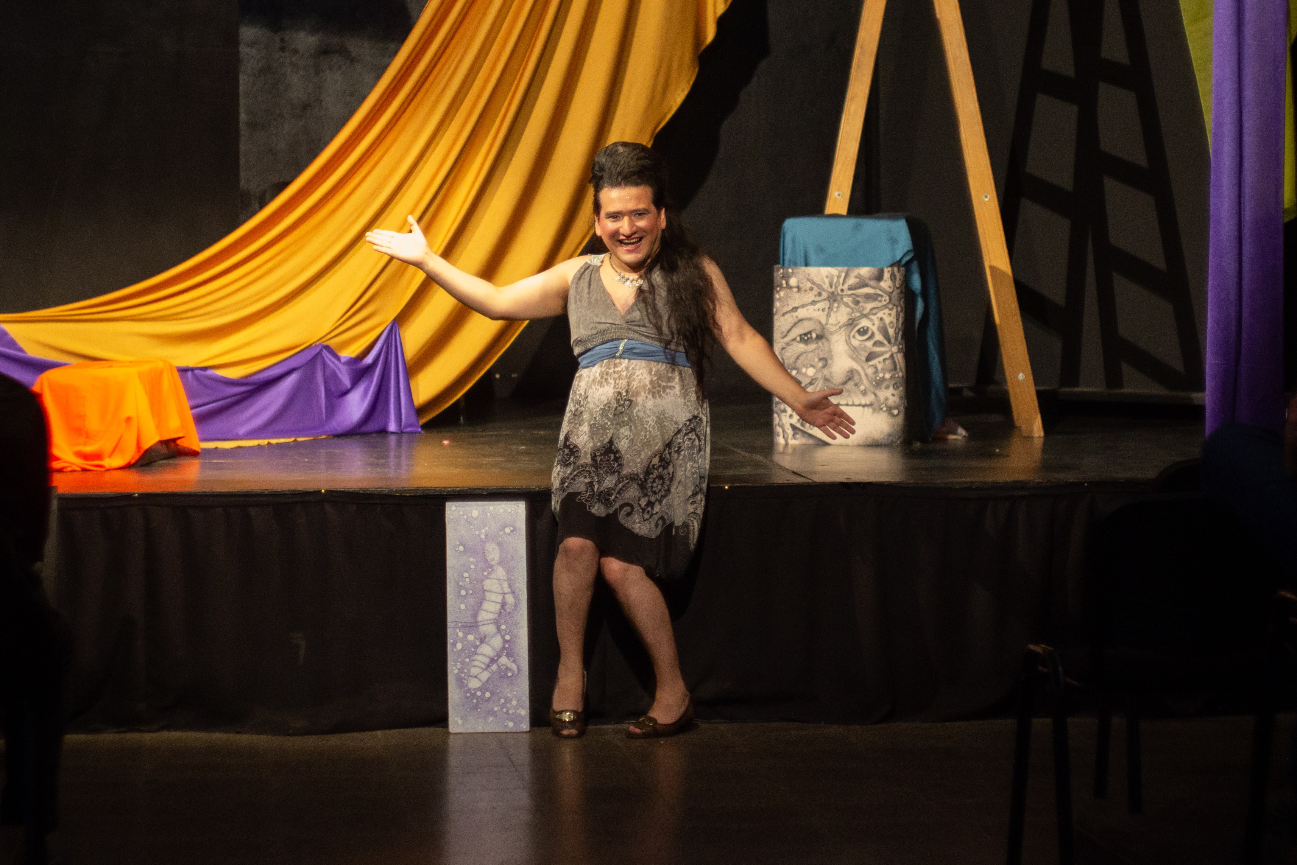Exposición plástica en vivo y drapes escénicos
